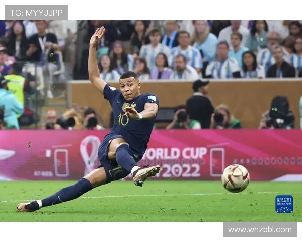 阿根廷夺得世界杯冠军瞬间球员激动庆祝全队齐心协力捧起梦寐以求的奖杯